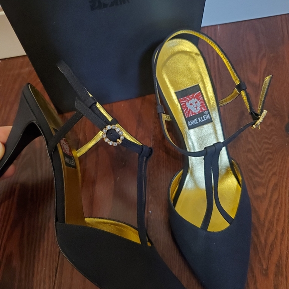 Anne Klein black strappy sandal - size 8 - Picture 4 of 5